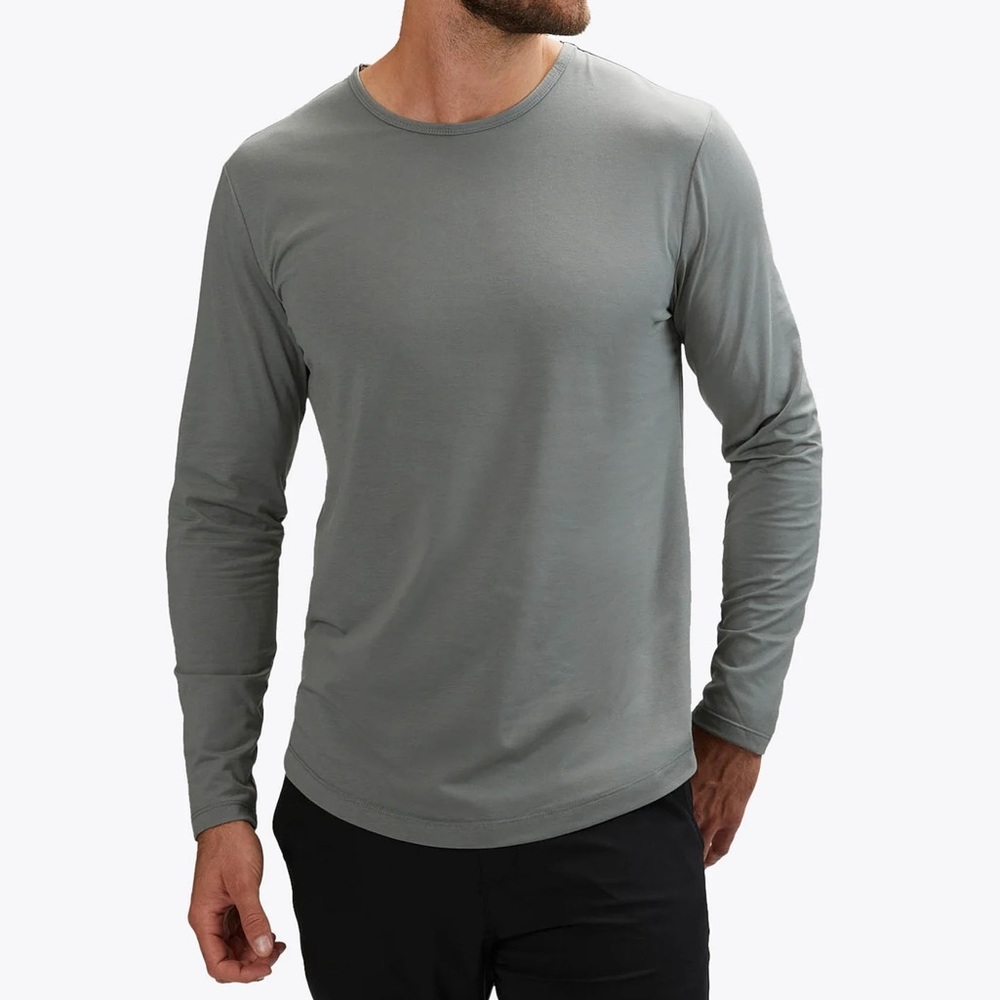 Cuts AO long sleeve curved-hem tee, size medium